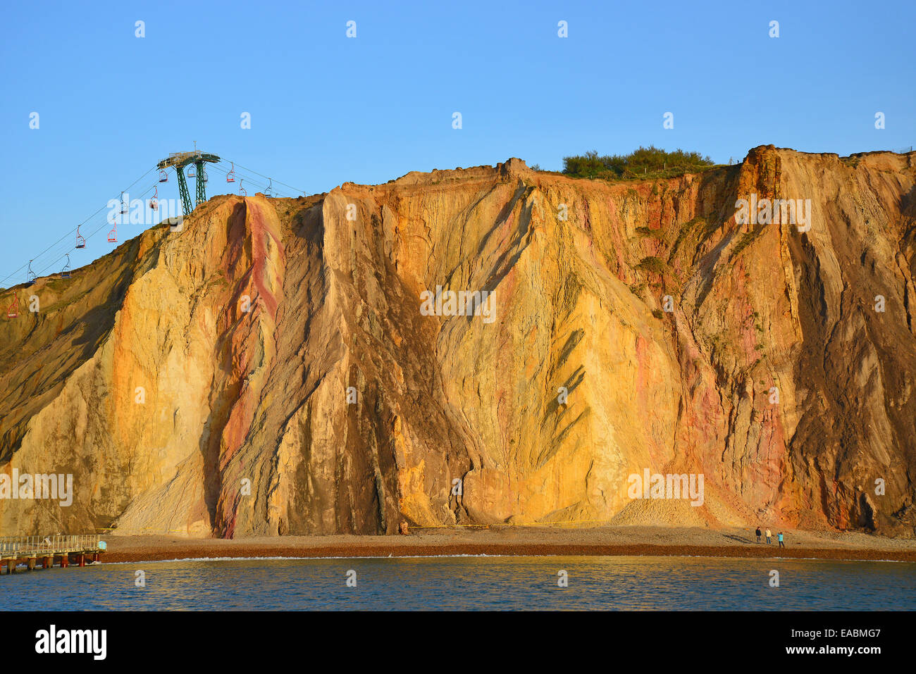 Multi-sabbia colorata cliffs, allume Bay, Isle of Wight, England, Regno Unito Foto Stock