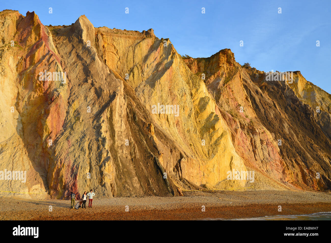 Multi-sabbia colorata cliffs, allume Bay, Isle of Wight, England, Regno Unito Foto Stock