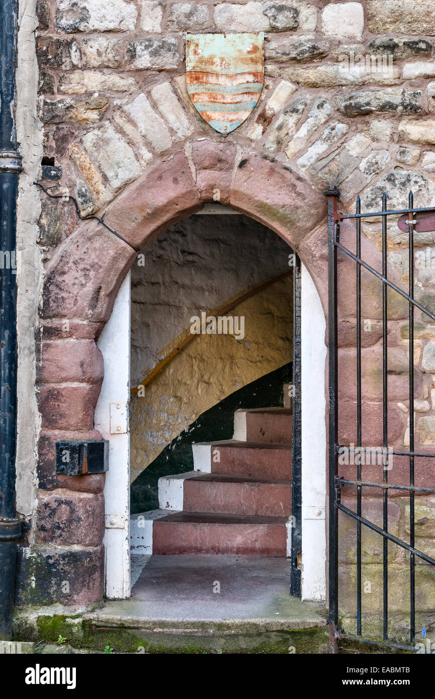 All'interno dell'HMP Lancaster Castle, Lancashire, Regno Unito. La torre 12c accanto al portone con cuscinetti armenici sopra la porta Foto Stock