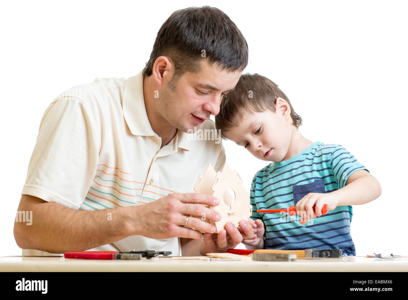 Padre e figlio rabberciare insieme Foto Stock