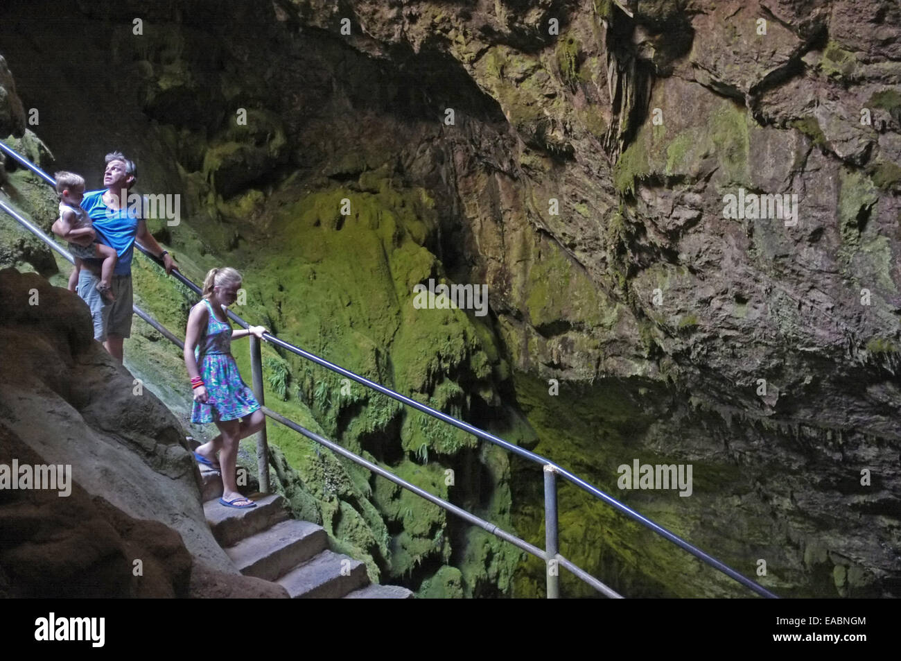 I turisti scendono i passaggi nella grotta di Psychro a Creta Minoan grotta sacra. Foto Stock