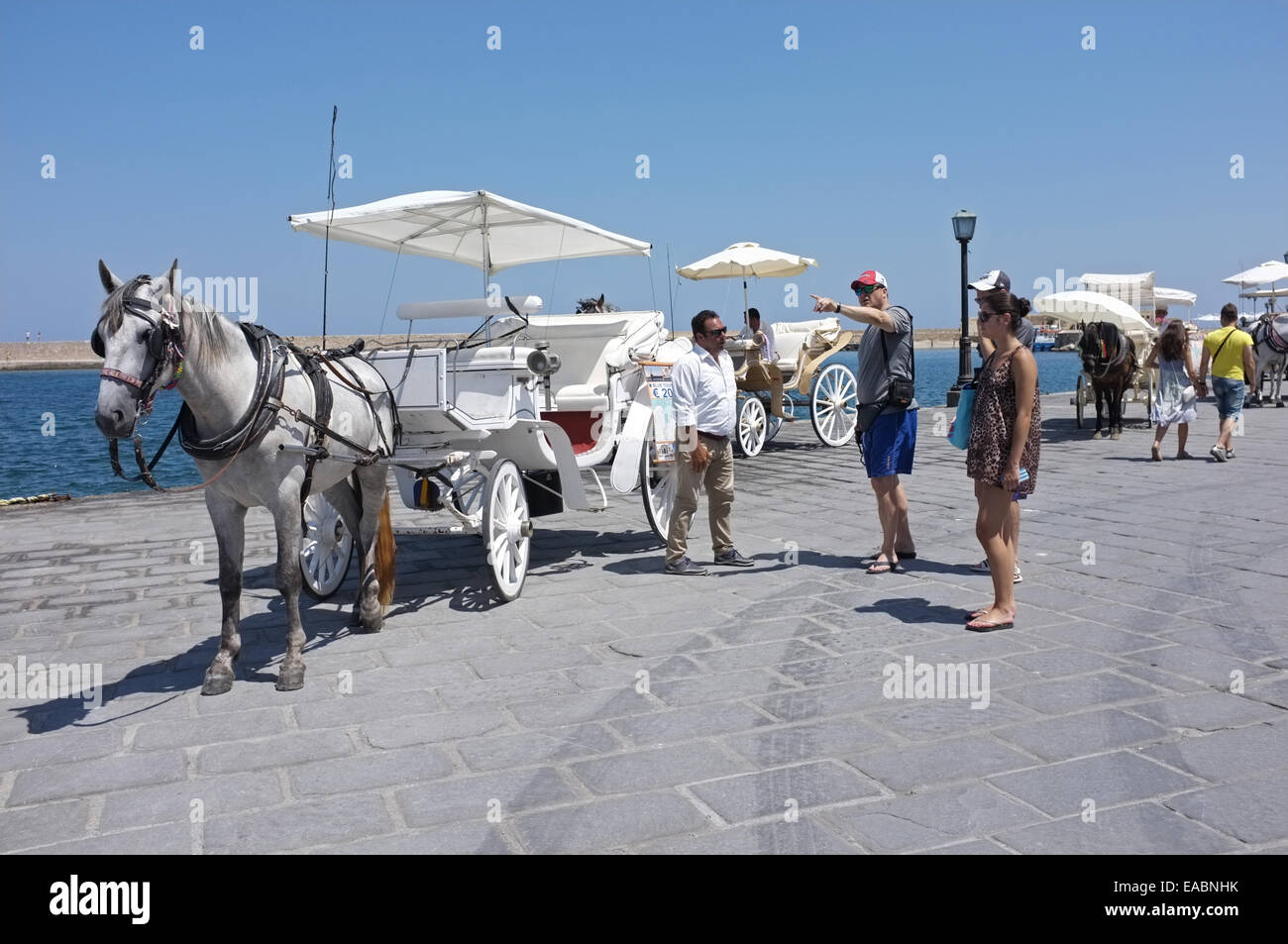 I turisti con un carro trainato da cavalli a Chania, Creta Foto Stock
