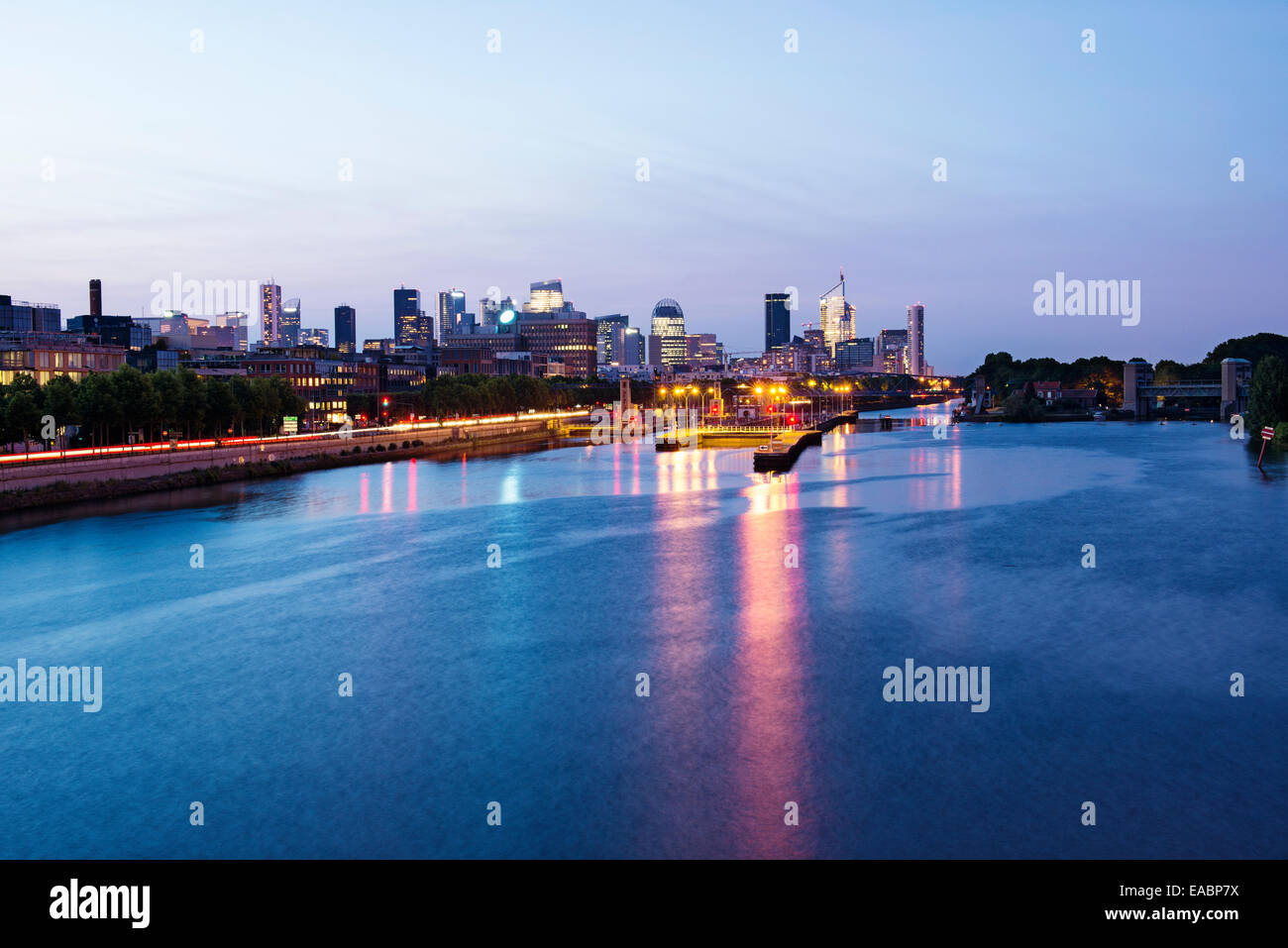 Grattacieli di La Defense visto dal Pont de Suresnes di notte, Parigi, Francia Foto Stock