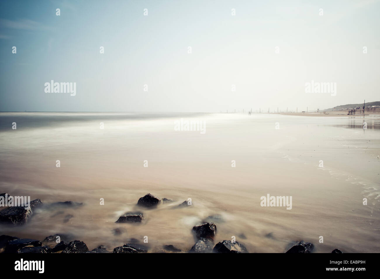 Misty minimalista seascape con rocce a lunga esposizione, regione del Mare del Nord, Germania, tonica immagine. Foto Stock