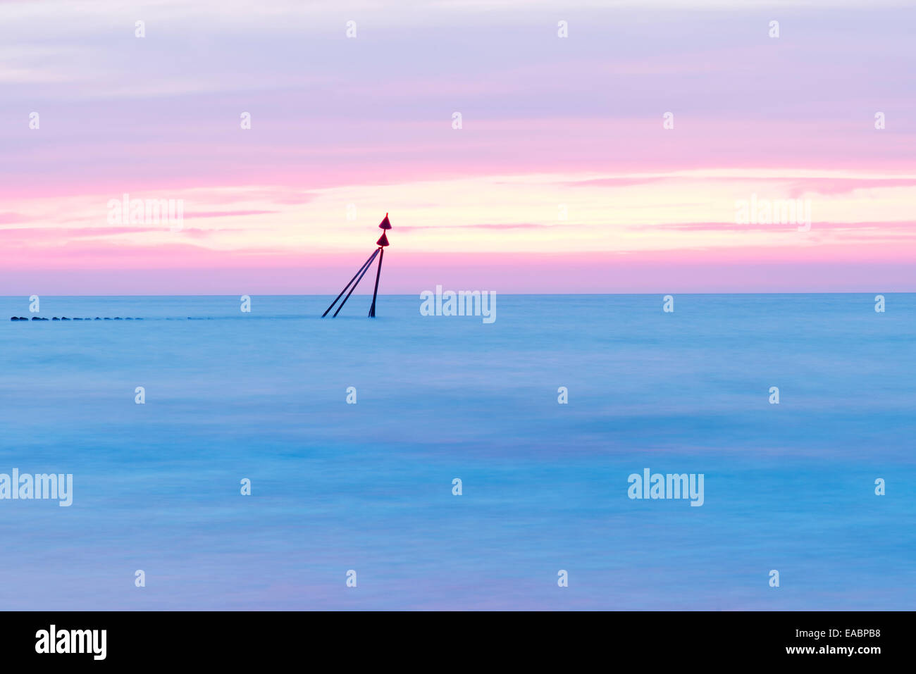 Una spiaggia fotografato durante un bel tramonto (lunga esposizione), regione del Mare del Nord, Germania. Foto Stock