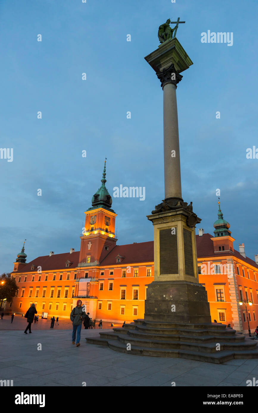 Varsavia, Polonia - 20 Ottobre 2014: vista notturna di piazza vecchia Zamkowy circostante la statua di Varsavia è un popolare luogo di incontro Foto Stock