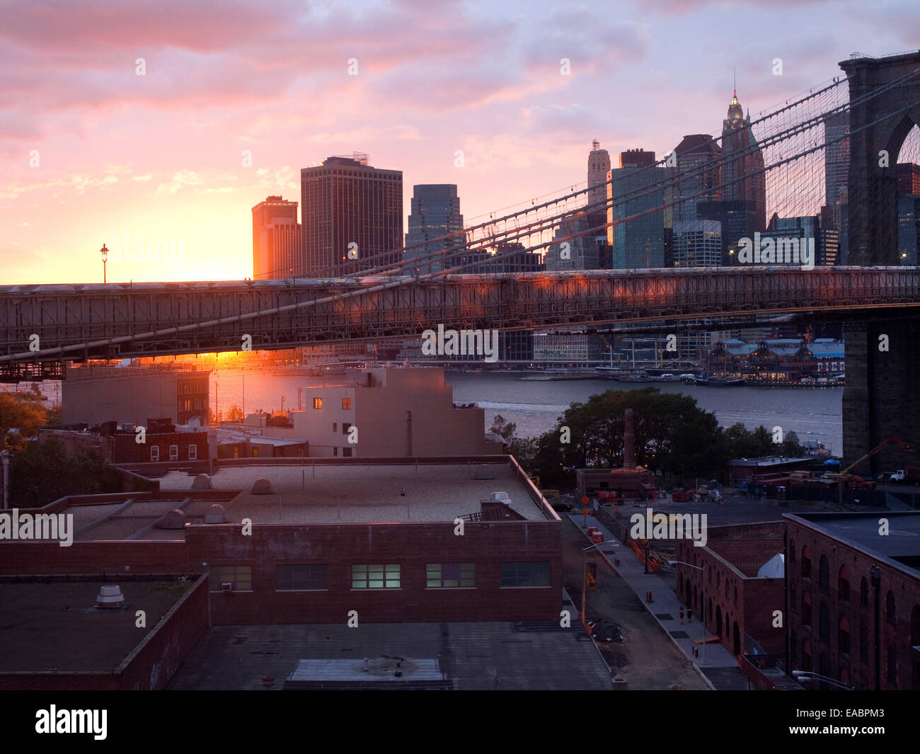 Ponte di Brooklyn, East River e la parte inferiore di Manhattan al tramonto Foto Stock