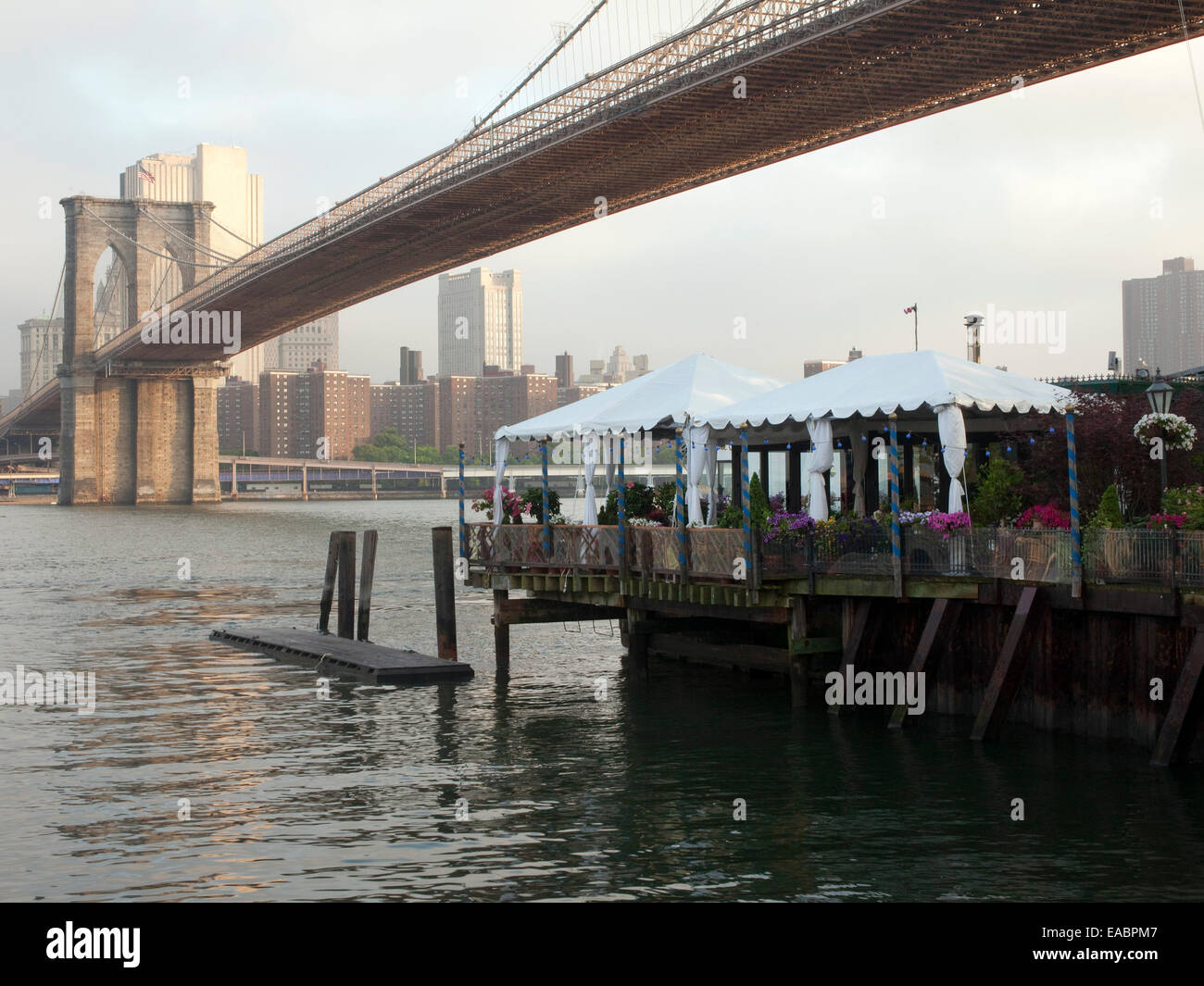 Ponte di Brooklyn, East River e River Cafe da Brooklyn Foto Stock