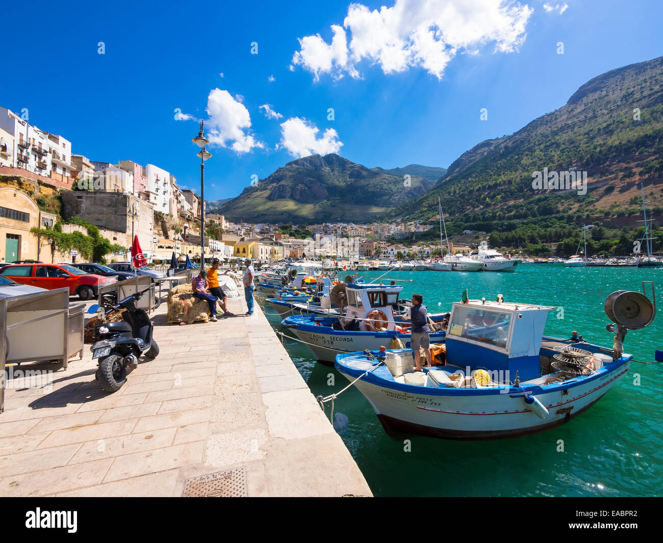 Italia Sicilia Provincia di Trapani villaggio di pescatori Castellammare  del Golfo Harbour waterfront promenade Foto stock - Alamy
