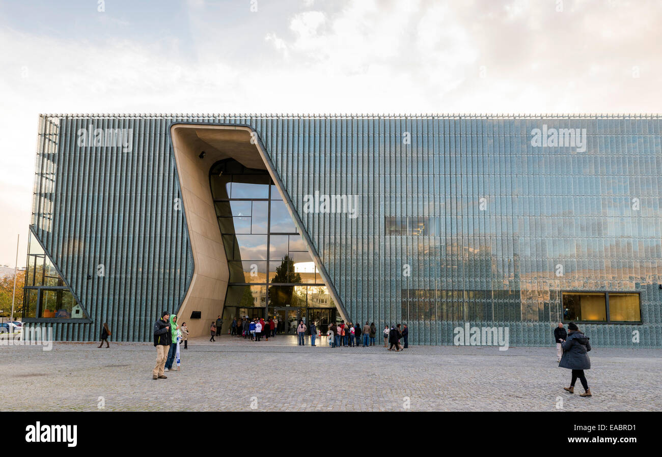 Varsavia, Polonia - 20 ottobre 2014: il museo della storia degli ebrei polacchi - edificio progettato dall architetto finlandese Rainer Mahlamak Foto Stock