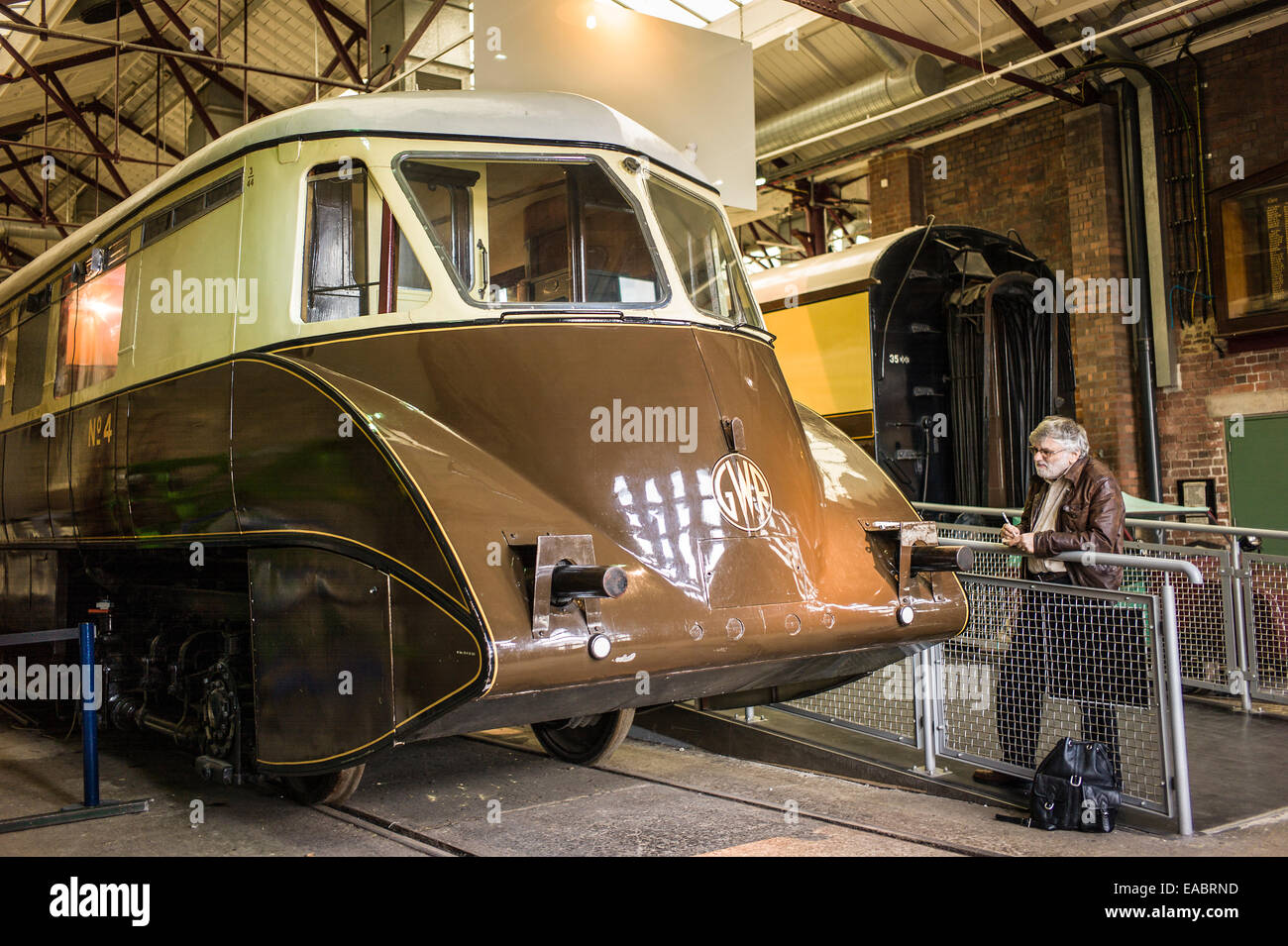 Vecchio vagone ferroviario diesel nel museo di vapore con un appassionato rendendo note al modello di aiuto engineering Foto Stock