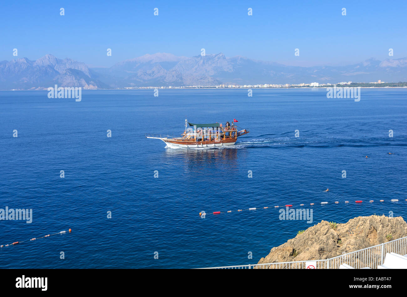 La Turchia, il Medio Oriente, Antalya, Kaleici, nave sul mare Foto Stock