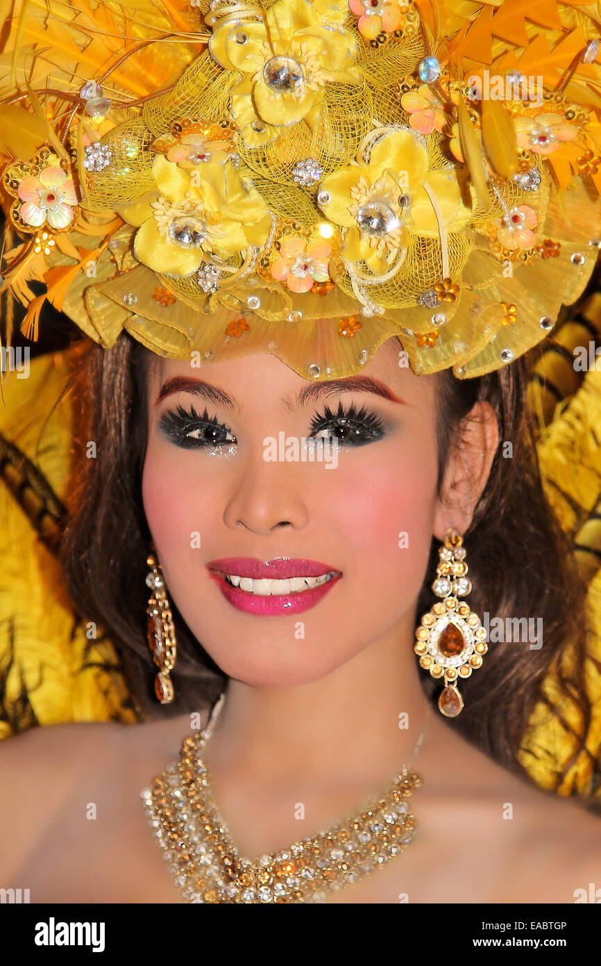 Ladyboy in giallo del costume e della moda Foto Stock