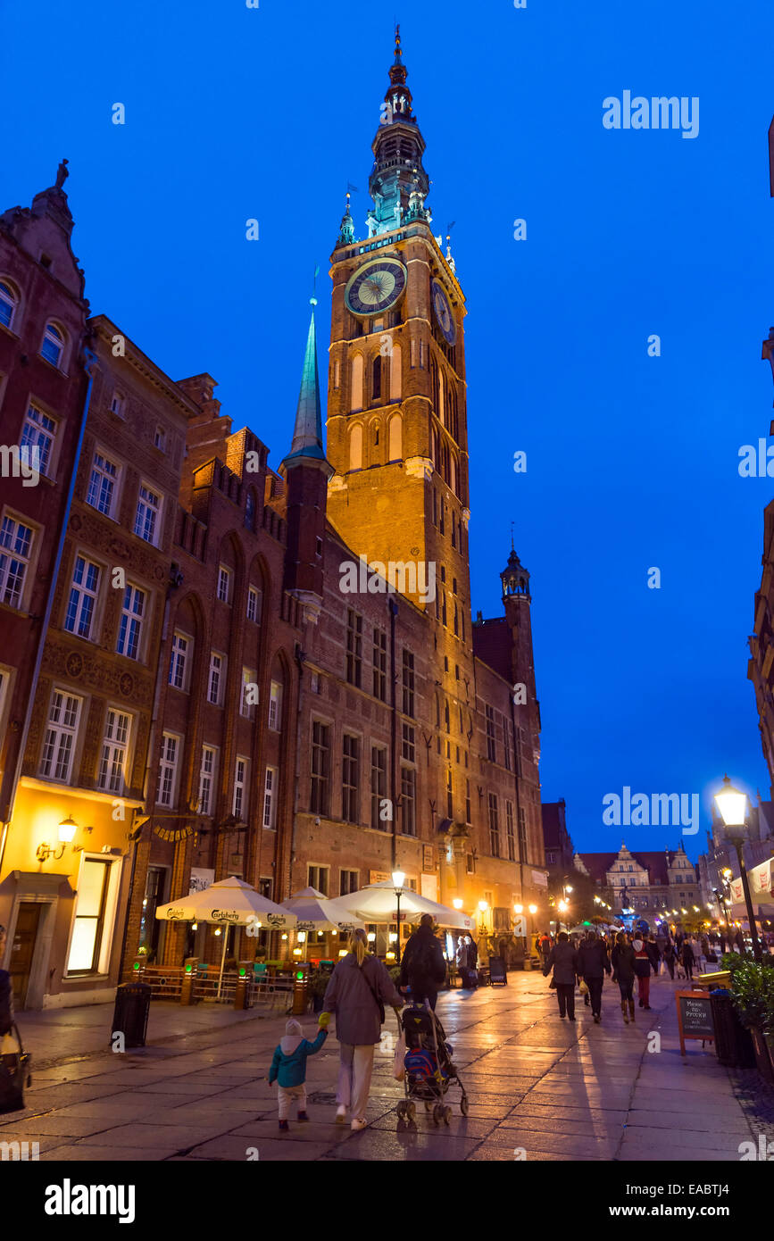 Città Vecchia di Danzica con il municipio di notte, Polonia Foto Stock