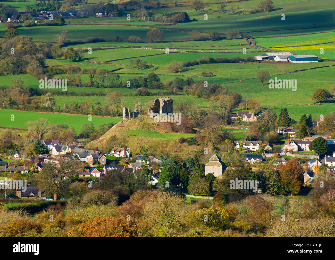 Il villaggio di Clun, accoccolato nel sud Shropshire, Inghilterra. Foto Stock