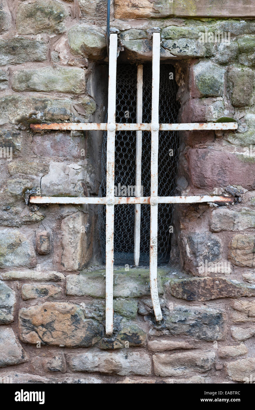 All'interno dell'HMP Lancaster Castle, Lancashire, Regno Unito. Una finestra medievale barrata nella "Torre delle streghe", dove furono imprigionate le cosiddette streghe del Lancashire Foto Stock