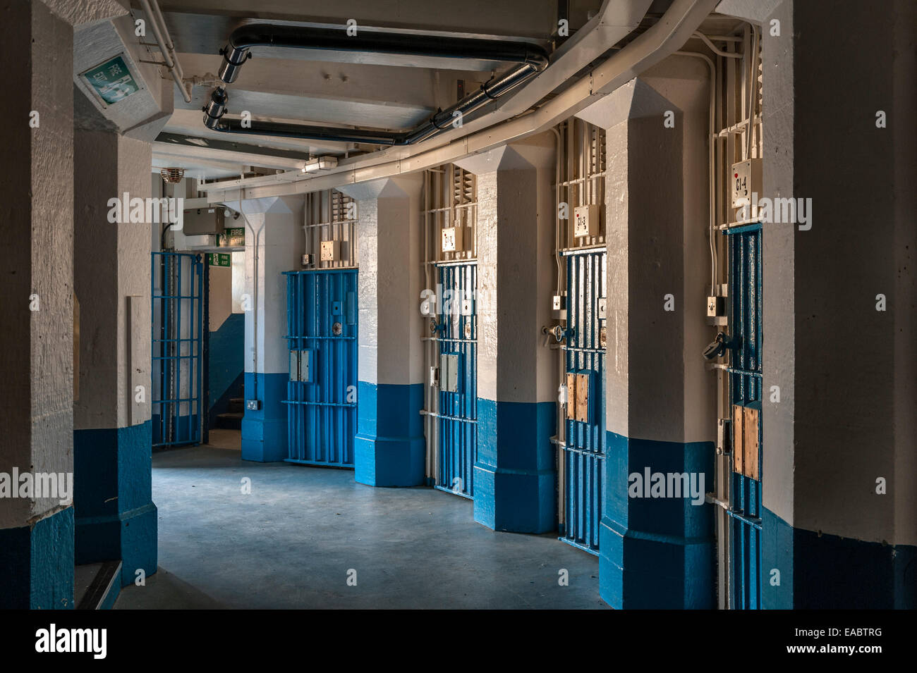 All'interno dell'HMP Lancaster Castle, Lancashire, Regno Unito. Porte chiuse per le celle della prigione nella vecchia ala "Felon femminile" Foto Stock