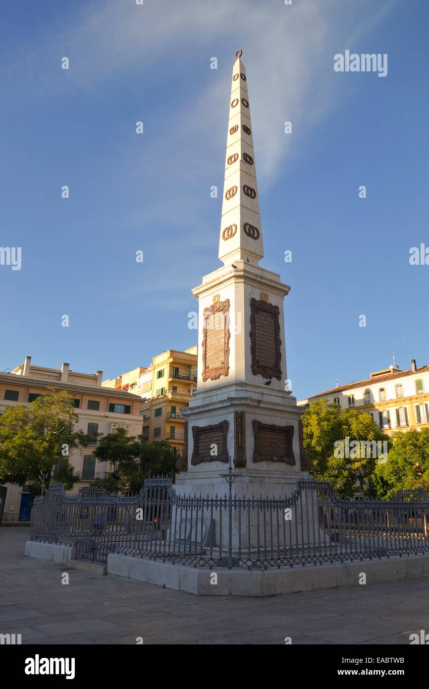 Il monumento Obelisco della culla delle libertà onorando General Torrijos in Plaza de la Merced. Malaga, Andalusia, Spagna Foto Stock