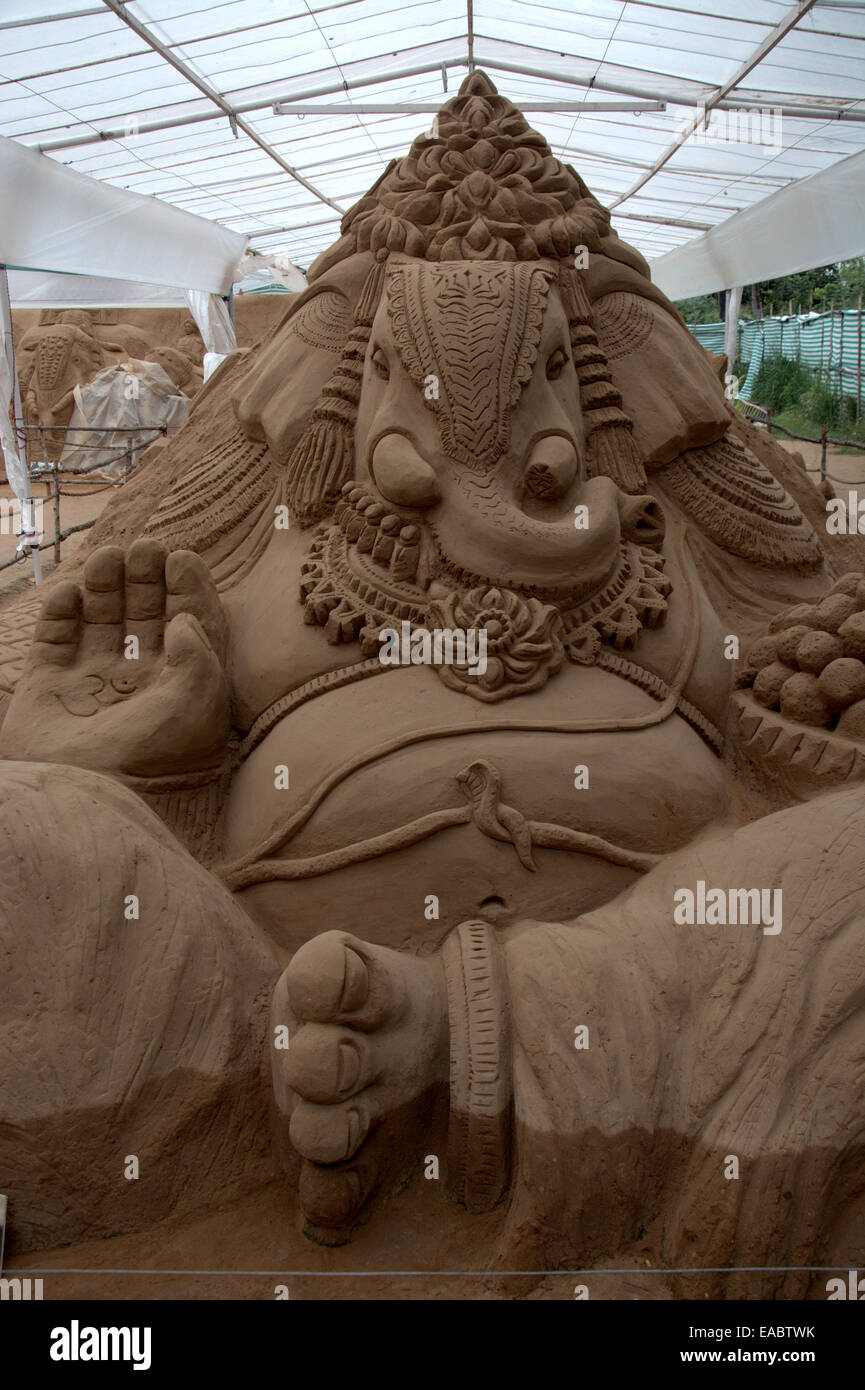 Giant le sculture di sabbia / castelli di sabbia da sabbia artista M.N. Gowri. Mysore, India. Foto Stock