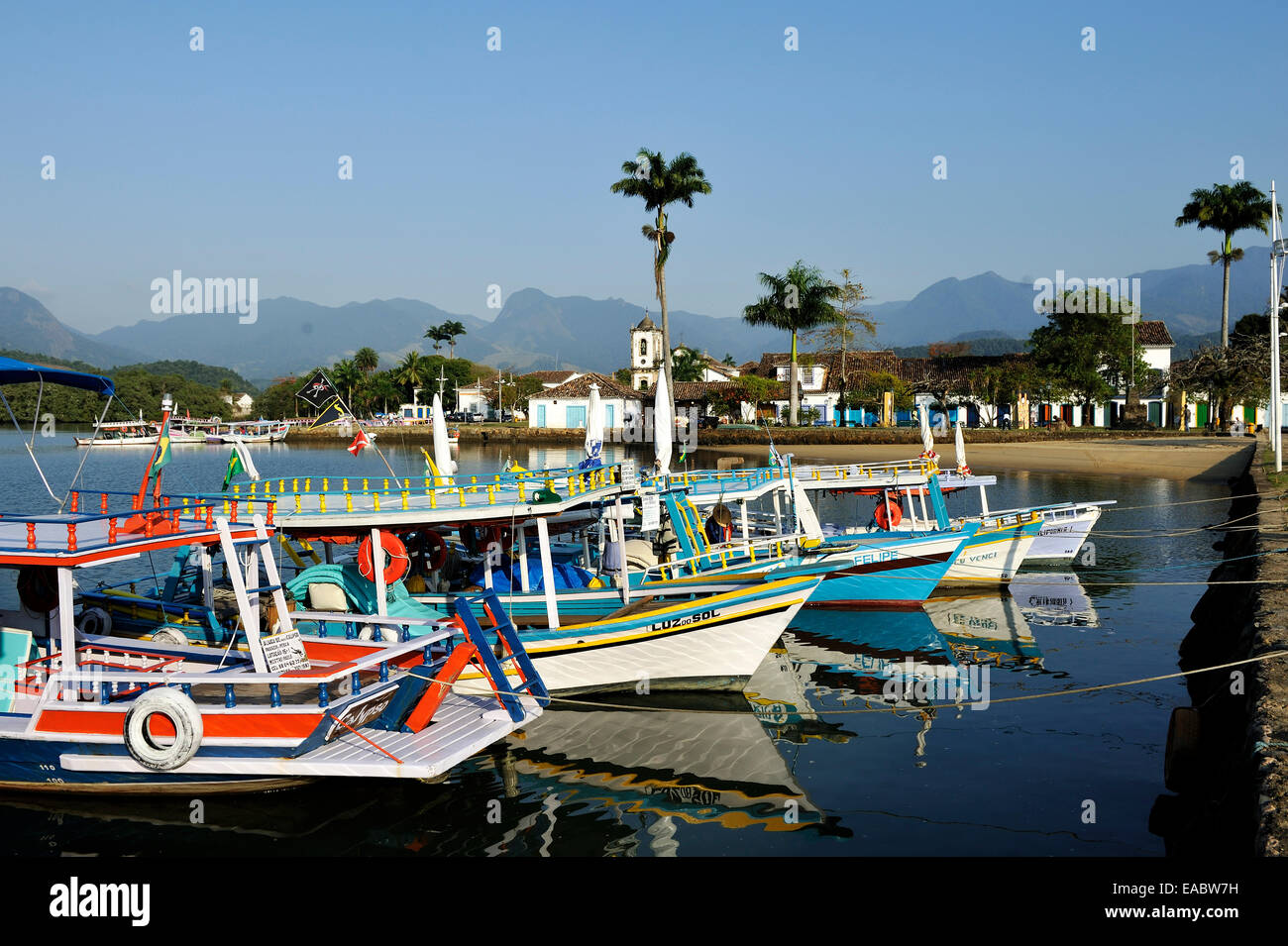 Brasile Rio de Janeiro membro Paraty barche da pesca per i turisti in porto Foto Stock