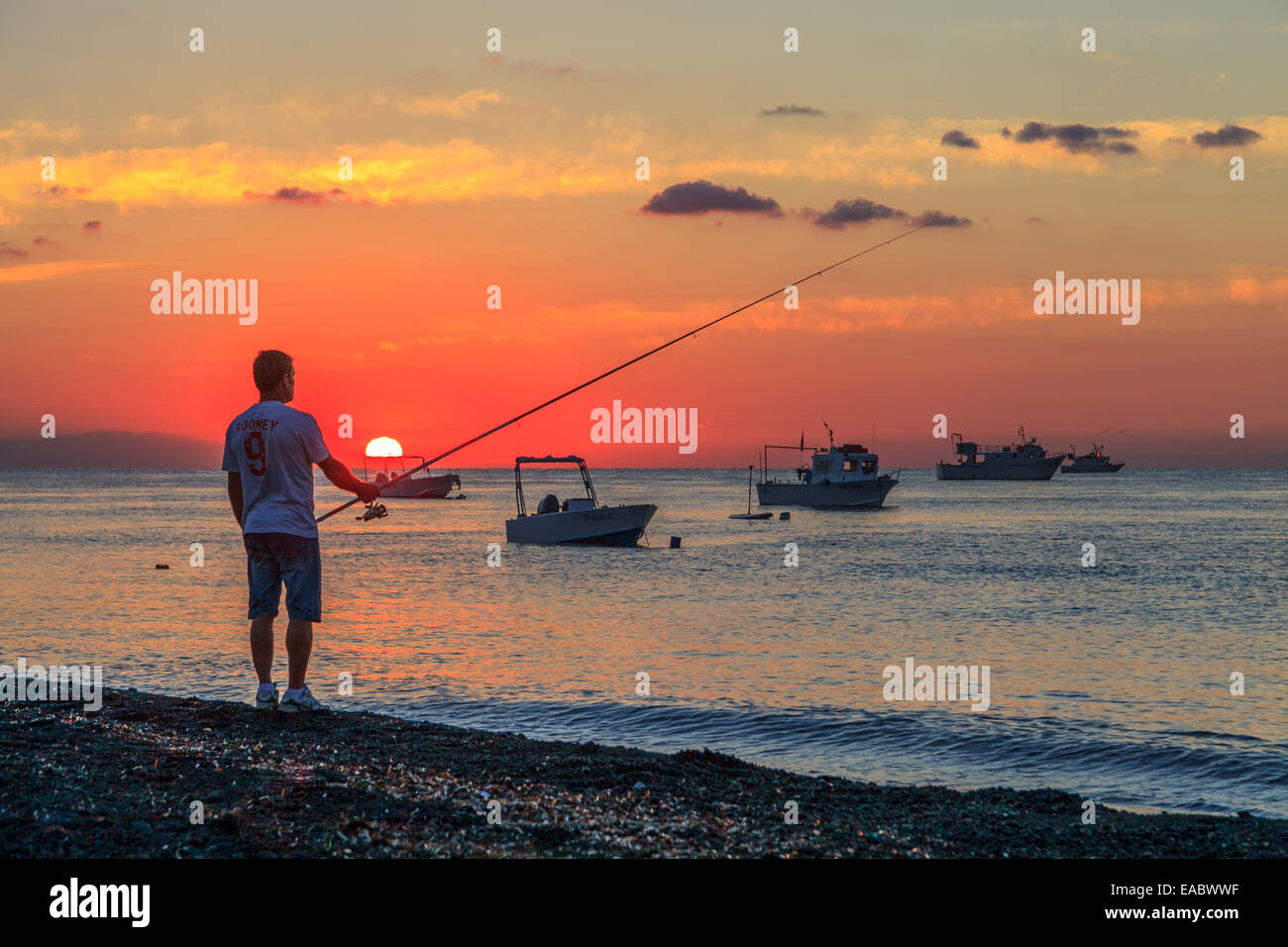 Fisherman silouette di sunrise nell'isola di Stromboli Foto Stock