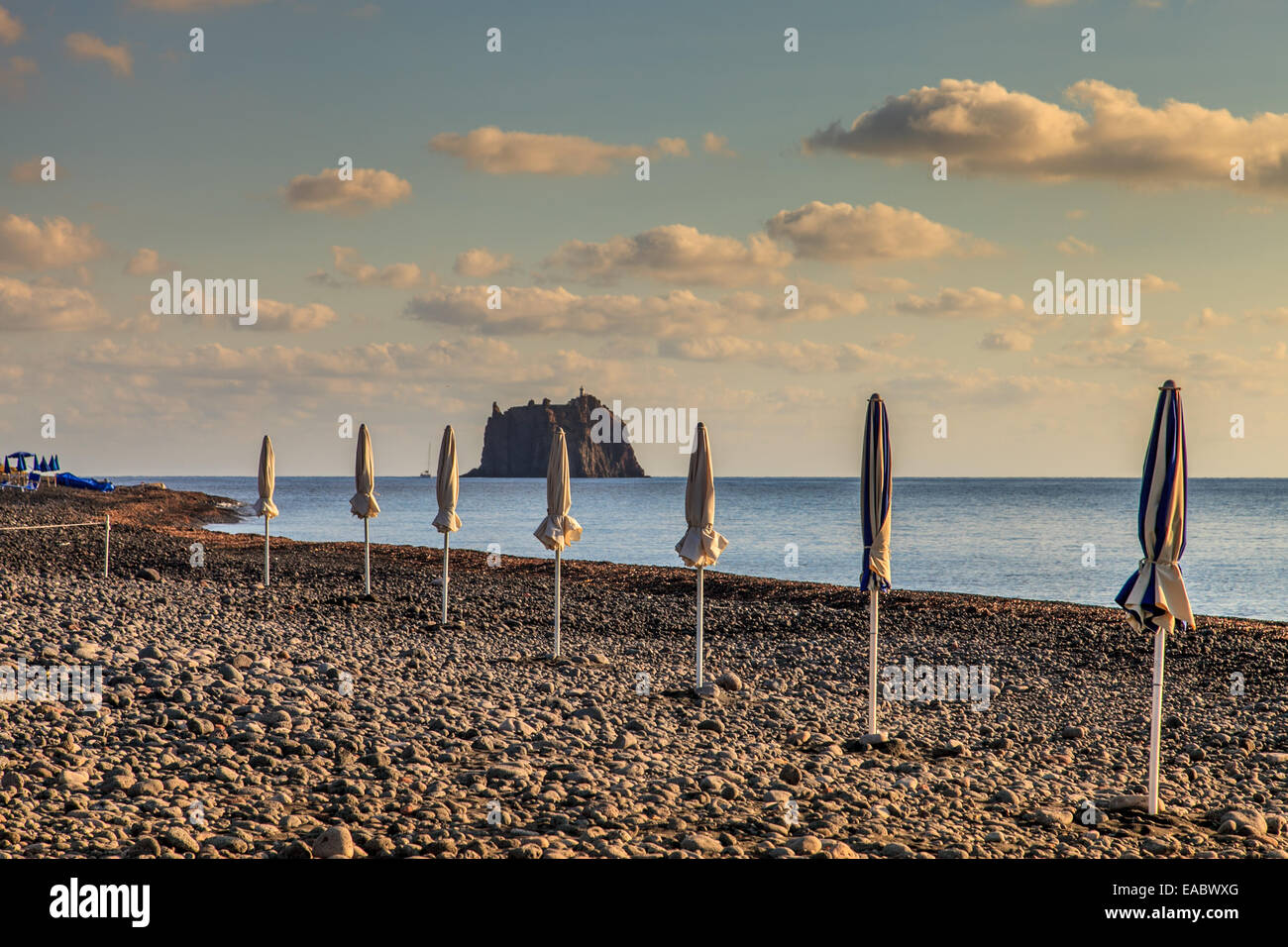 Spiaggia con pietre bianche e ombrelloni a Stromboli Foto stock - Alamy