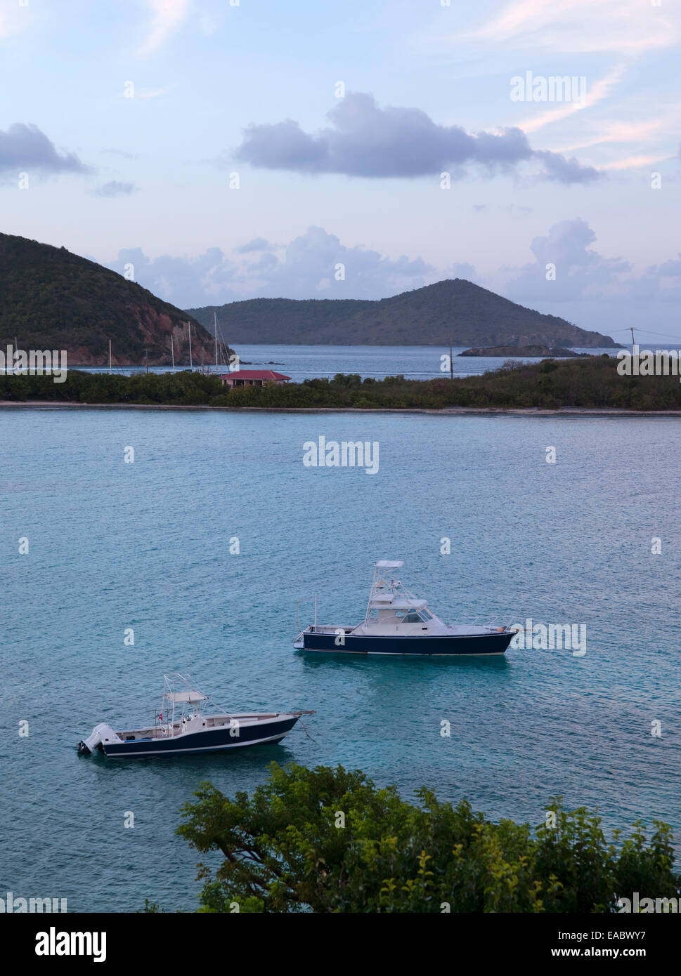 Caraibi bay in San Tommaso con catamarano a vela barca mare oceano sunrise guerra sky travel vacation Foto Stock