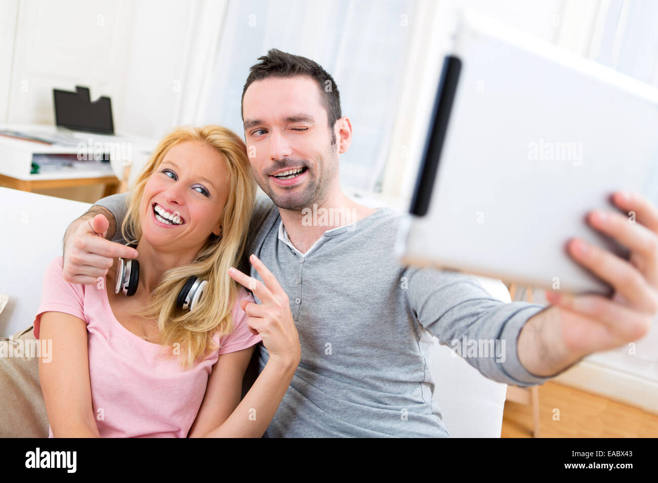 Vista di una giovane coppia attraente divertirsi facendo selfie Foto Stock