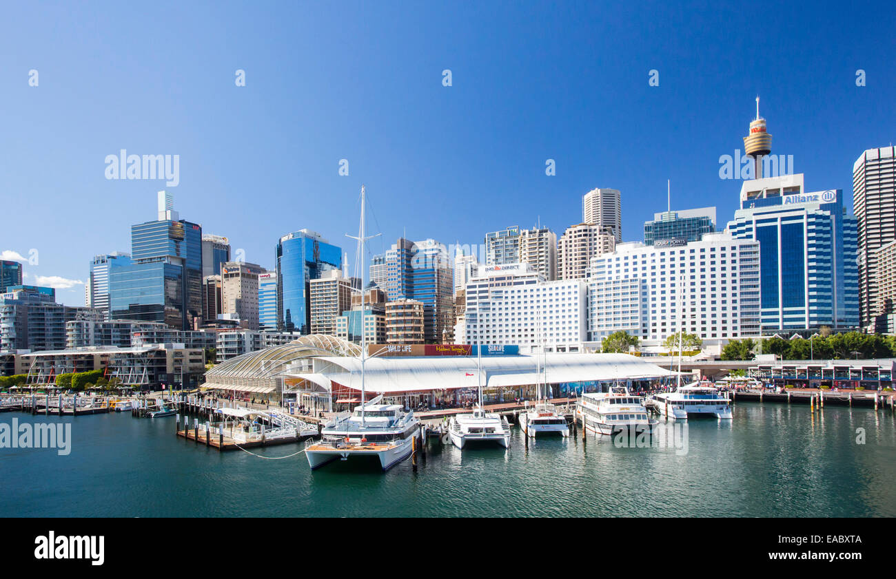 Vista di Sydney CBD e le barche ormeggiate nel Porto Darling, Sydney, Nuovo Galles del Sud, Australia Foto Stock