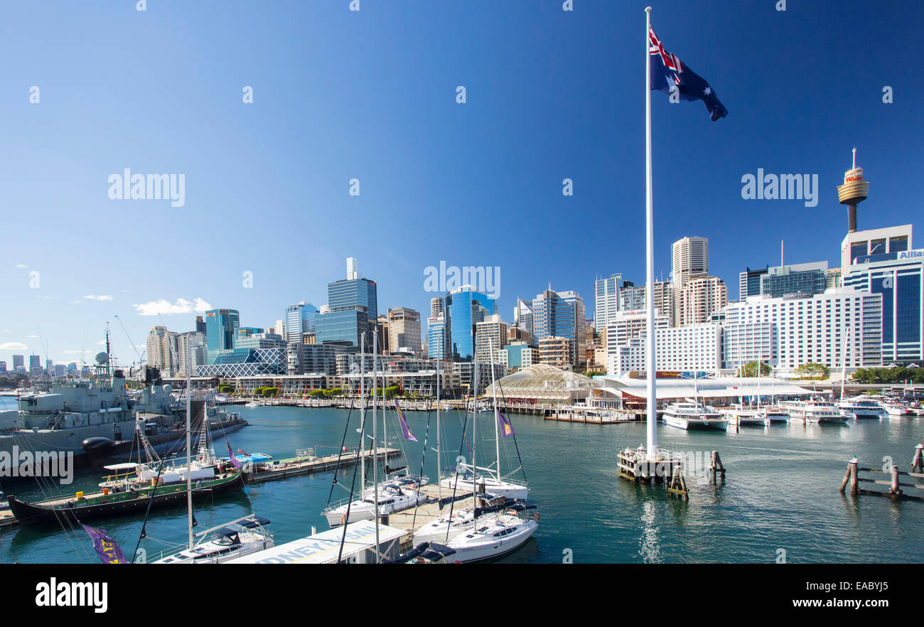 Vista di Sydney CBD e le barche ormeggiate nel Porto Darling, Sydney, Nuovo Galles del Sud, Australia Foto Stock