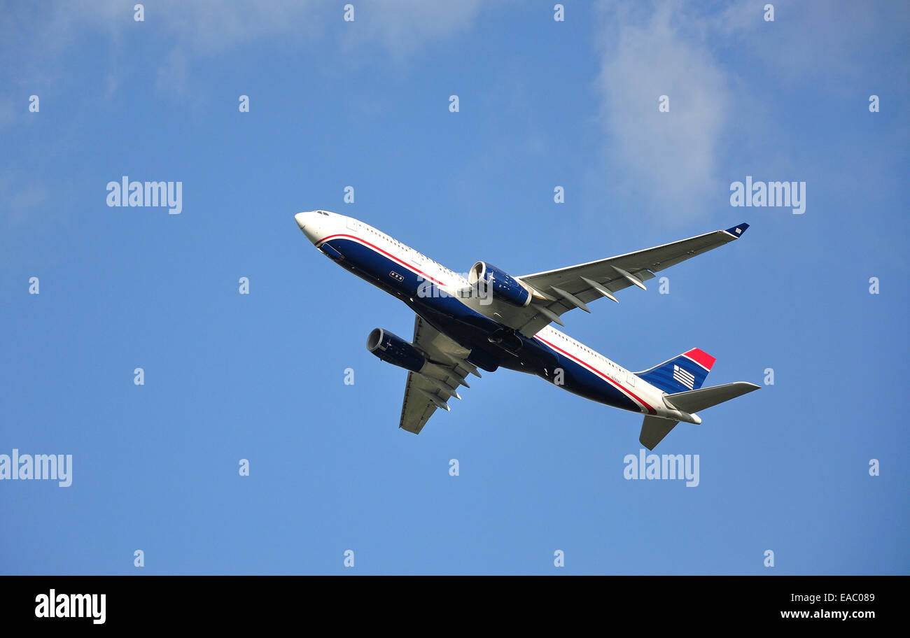 American Airlines Airbus A330-243 decollo dall'aeroporto di Heathrow, Hounslow, Greater London, England, Regno Unito Foto Stock