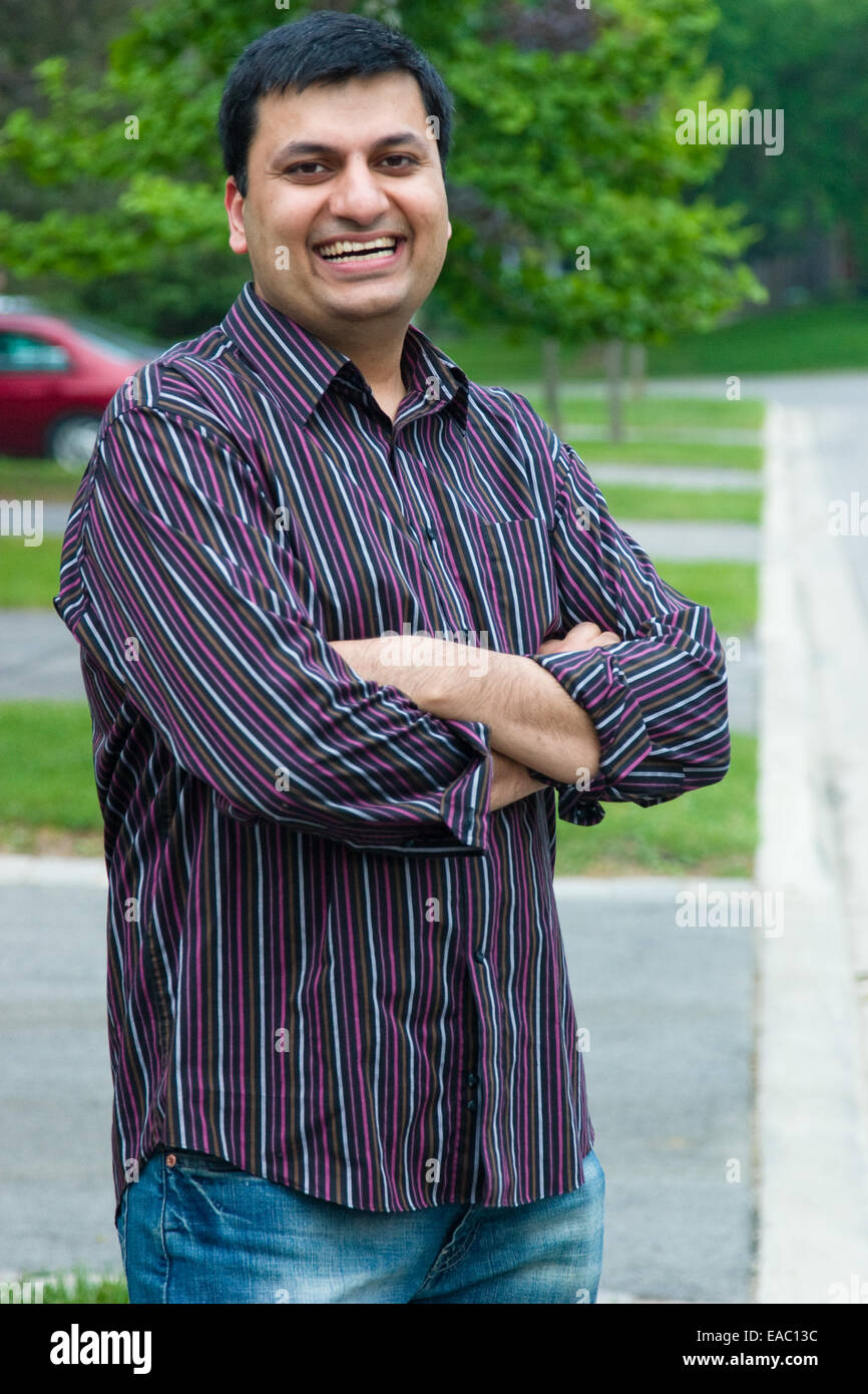 Immagine di un sorridente East Indian man standing all'aperto Foto Stock