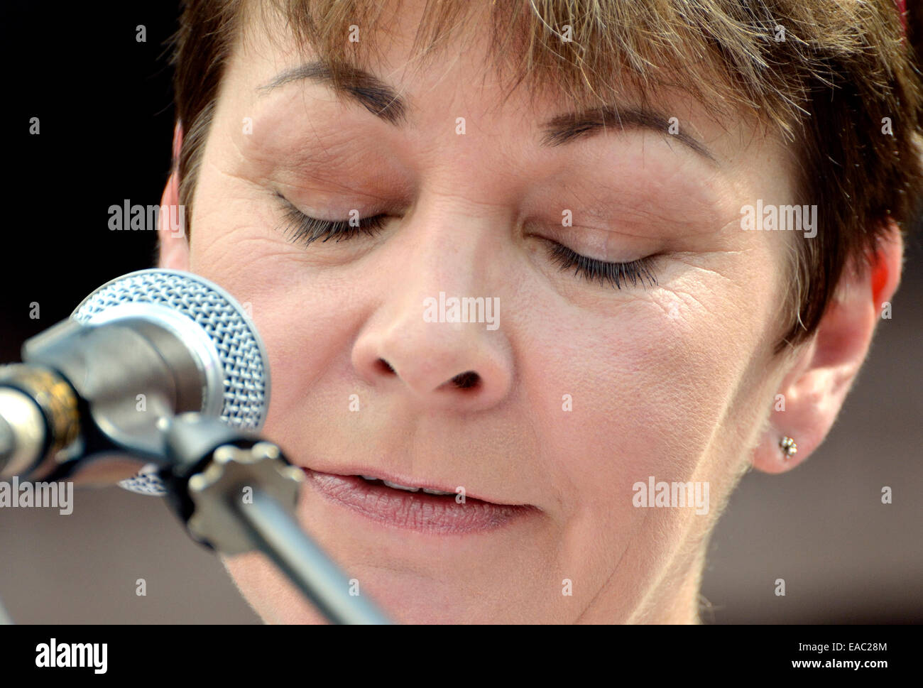 Caroline Lucas MP (Partito dei Verdi, Brighton Pavilion) : Piazza del Parlamento all'Assemblea popolare manifestazione contro austerità Foto Stock