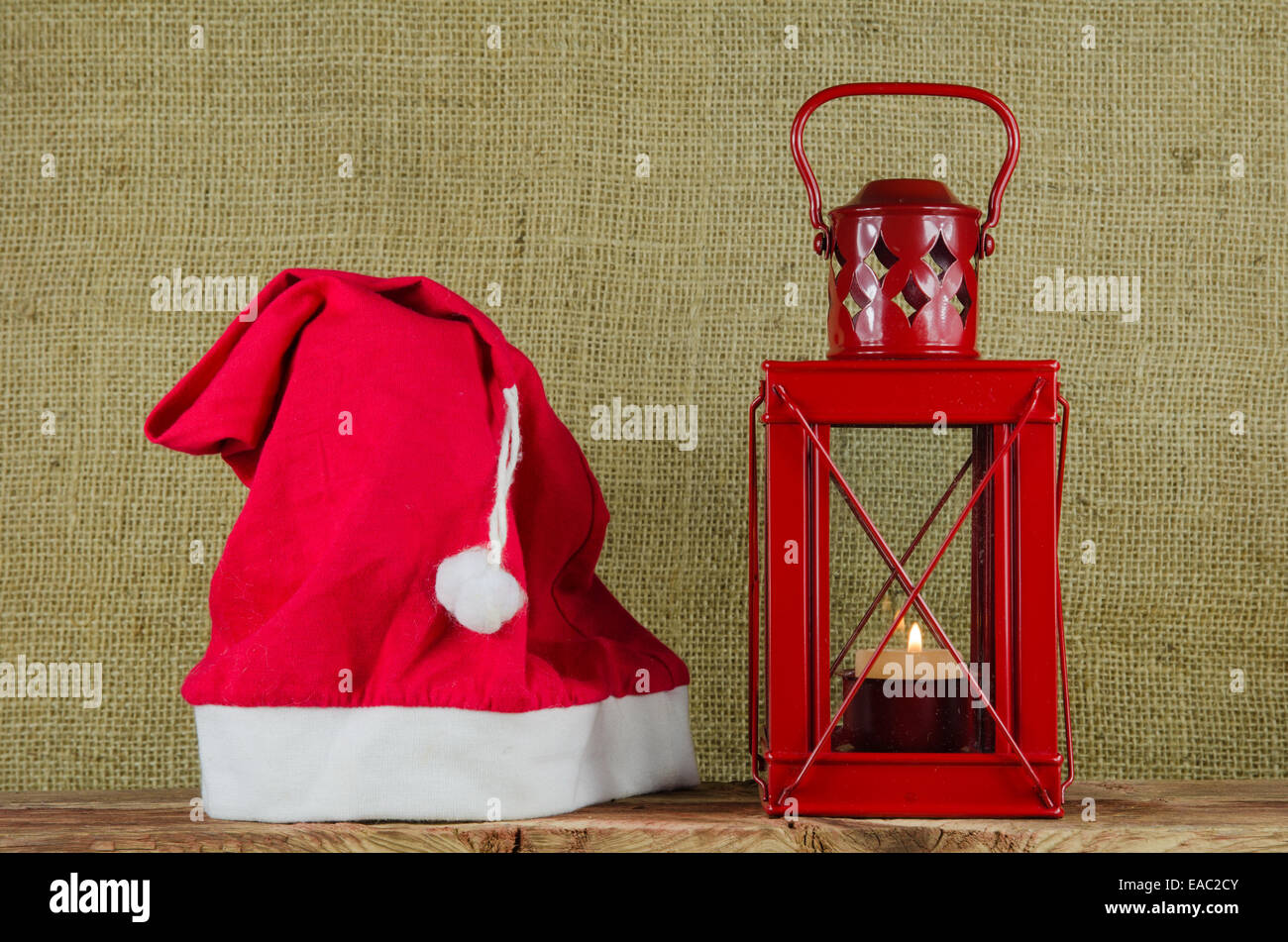 Santa Claus attrezzature cappuccio rosso e lanterna di Natale a sfondo di tela Foto Stock