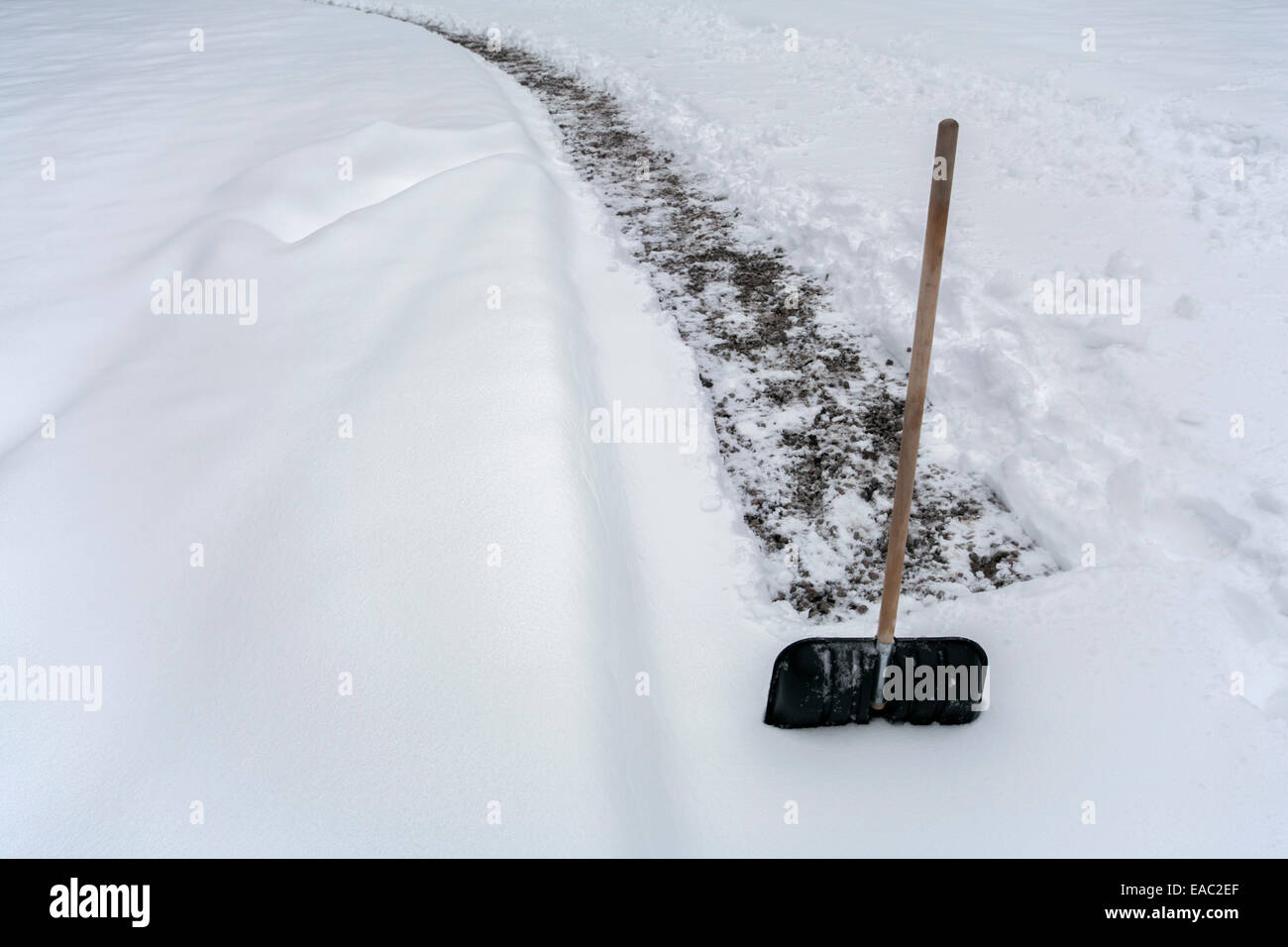 Eliminazione di un percorso attraverso la neve. Foto Stock