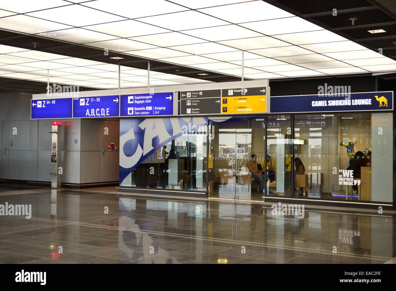 Il fumo e il servizio lounge presso l'Aeroporto Internazionale di Francoforte il 23 giugno 2014. Foto Stock