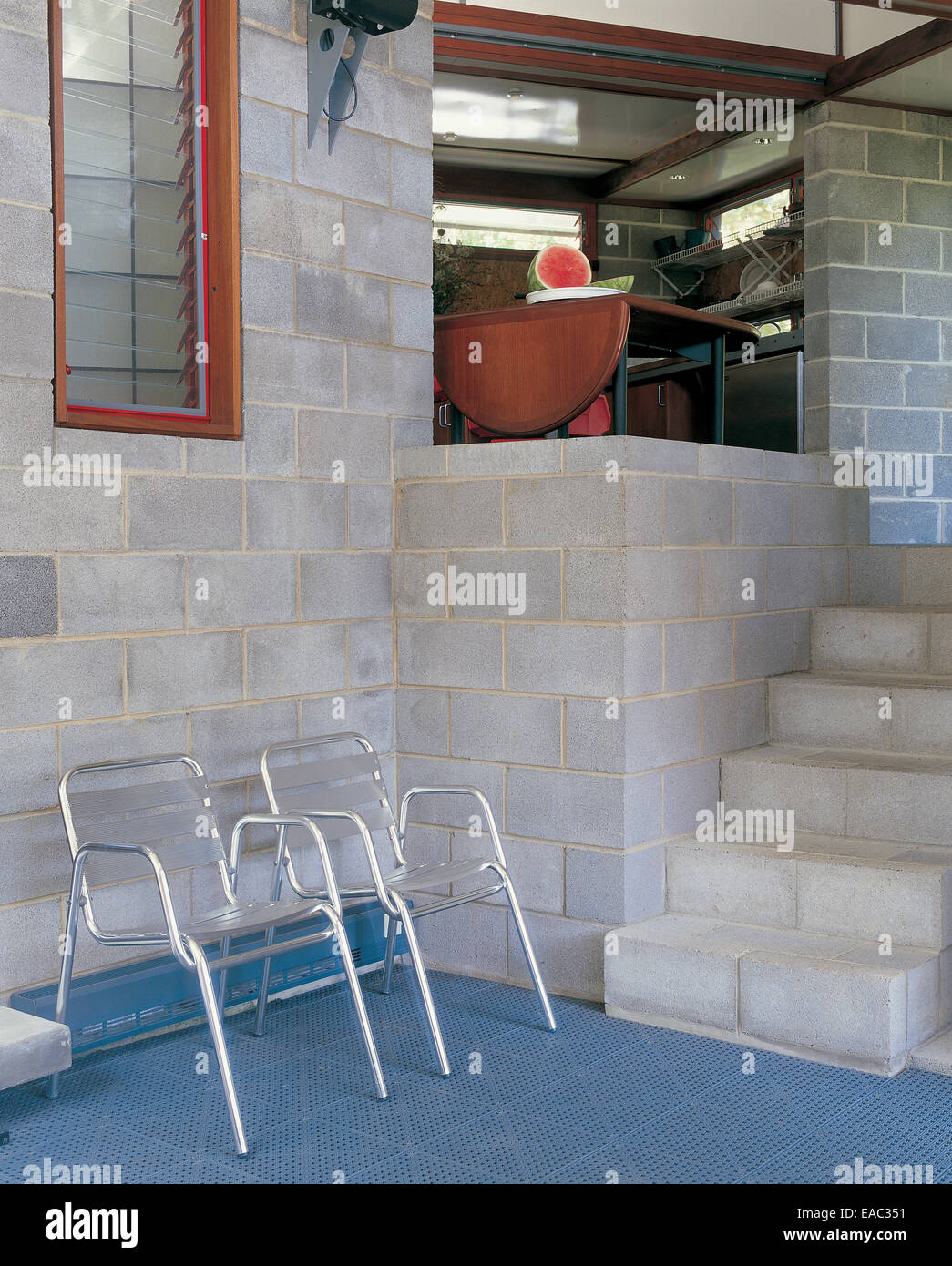 Cucina e soggiorno interno della casa realizzata con blocchi di calcestruzzo di scorie Foto Stock