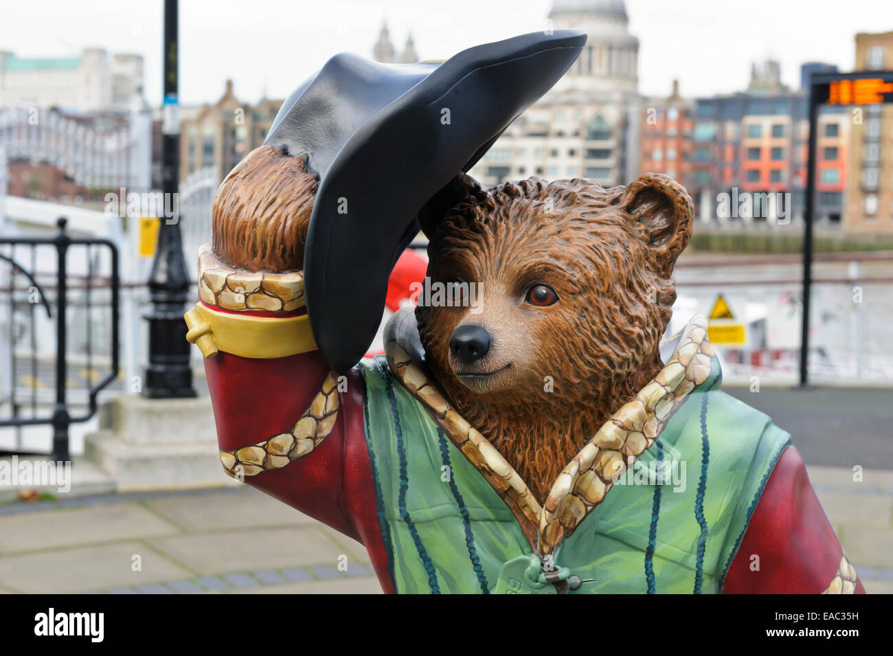 Un modello di strada di Michael Bond fictional del carattere del libro Paddington Bear nella City di Londra, Inghilterra, Regno Unito. Foto Stock