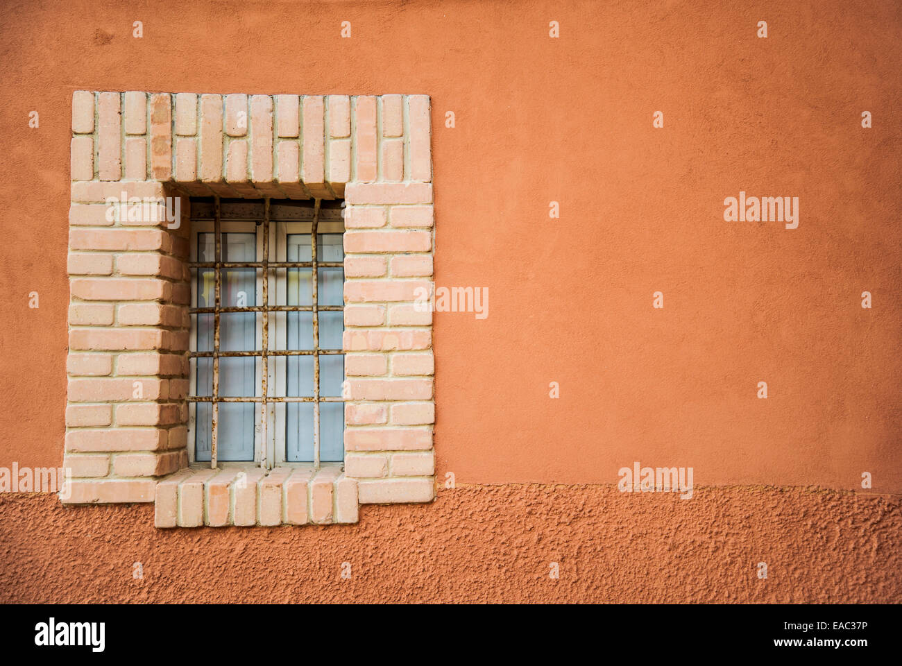 Finestra italiana sull'edificio con una parete arancione Foto Stock