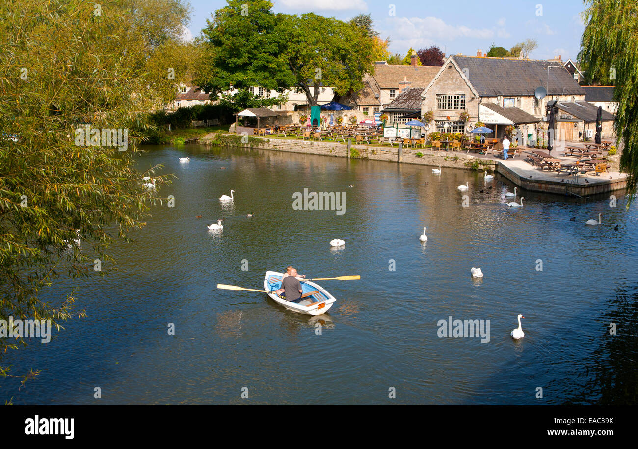 Barche sul Fiume Tamigi in autunno a Lechlade sul Tamigi, Gloucestershire, England, Regno Unito Foto Stock