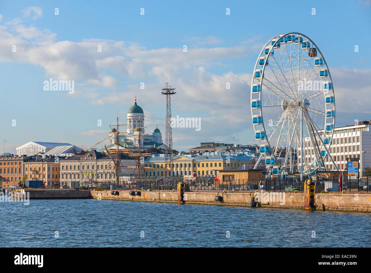 Helsinki, Finlandia - 13 Settembre 2014: central quay di Helsinki con navi ormeggiate, Cattedrale centrale e ruota panoramica Ferris Foto Stock
