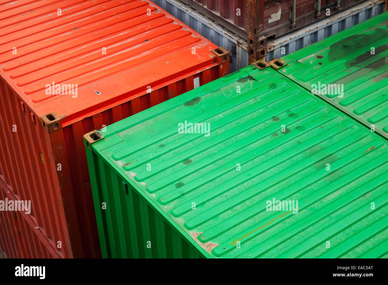 Carico industriale contenitori vengono impilati in porto Foto Stock