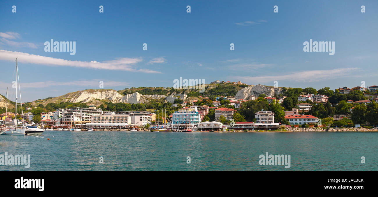 Estate paesaggio panoramico della città di Balchik, costa del Mar Nero, regione di Varna, Bulgaria Foto Stock