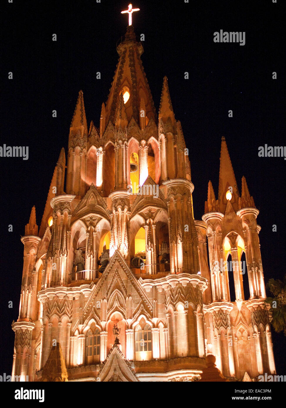 La guglia della vecchia chiesa di notte Foto Stock
