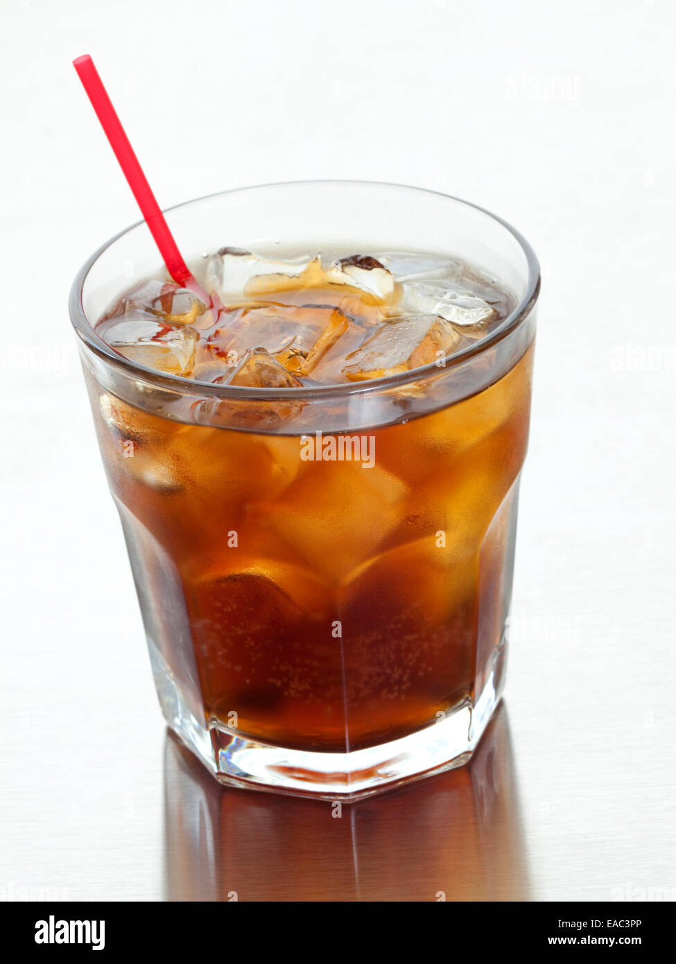 Cola Drink nel bicchiere con ghiaccio e paglia Foto Stock