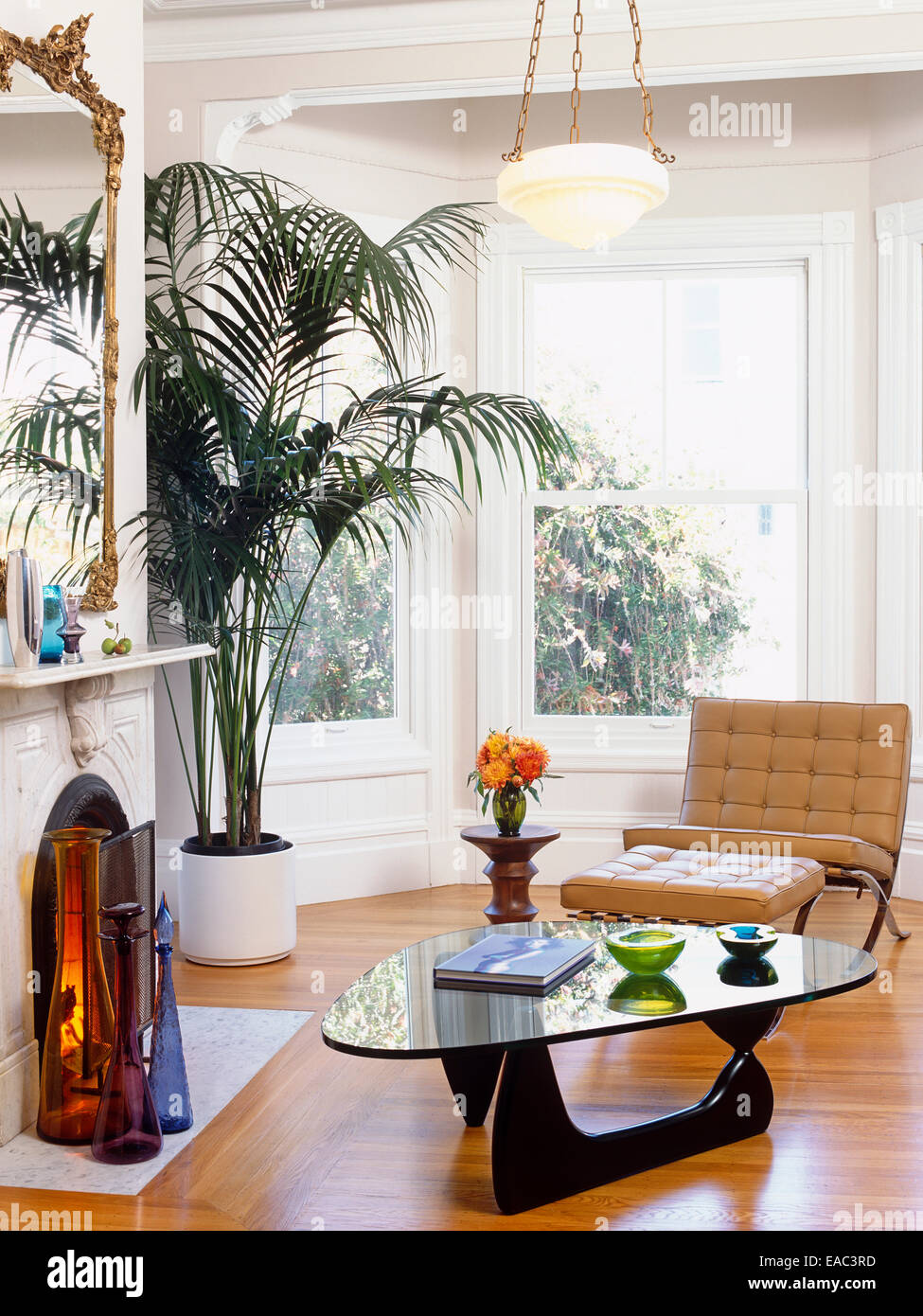 Il modo di vivere moderno camera con popolare di metà secolo mobili Foto Stock