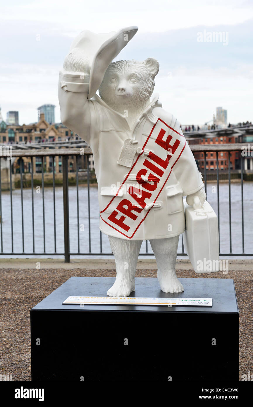 Un modello di strada di Michael Bond fictional del carattere del libro Paddington Bear nella City di Londra, Inghilterra, Regno Unito. Foto Stock