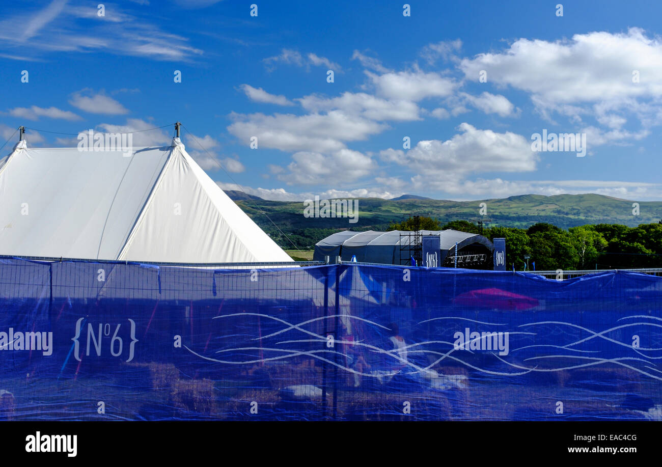 Barriere e palco principale al Festival "No.6'. Portmeirion Foto Stock