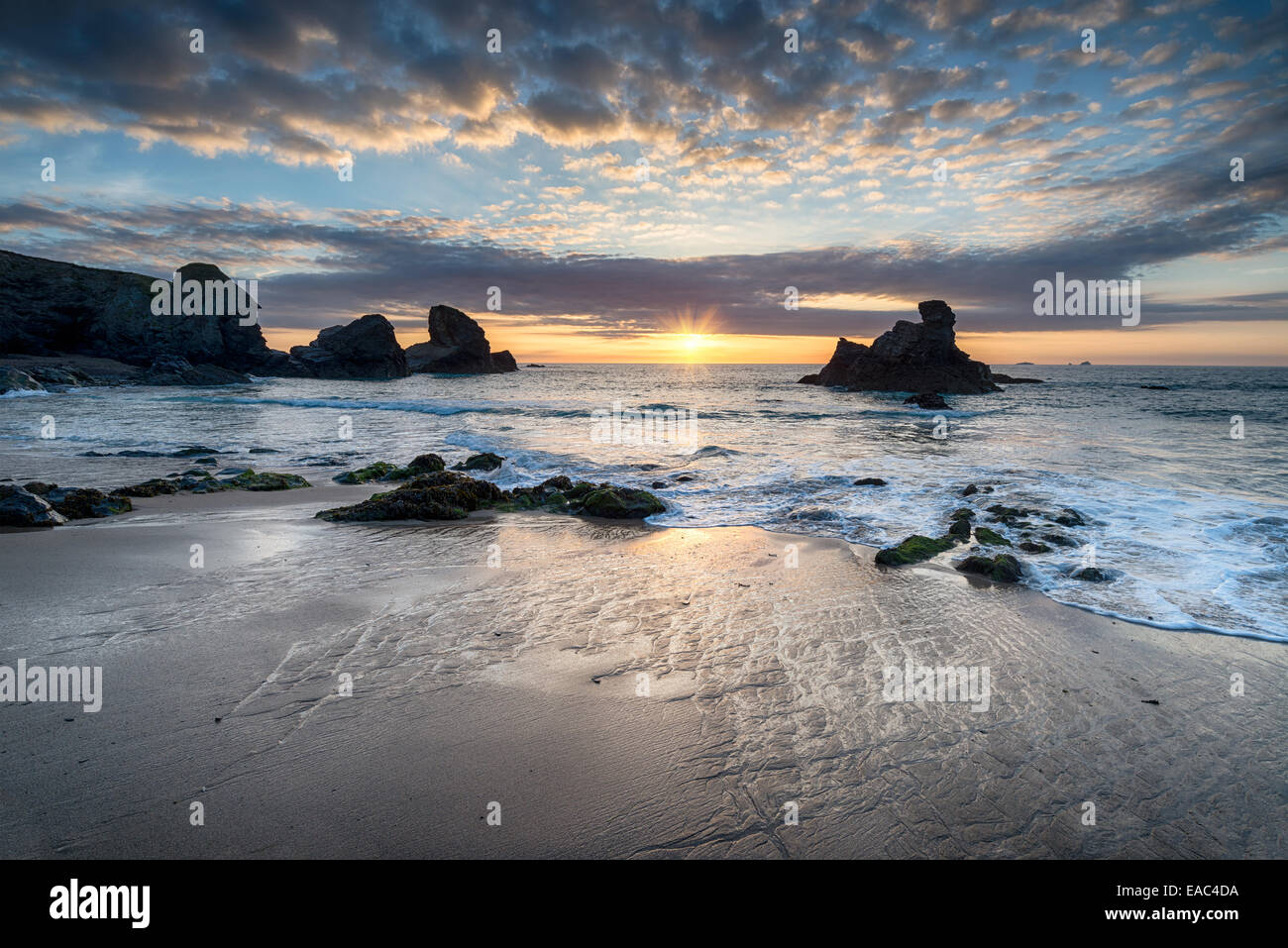 La bassa marea e tramonto a Porthcothan Beach sulla costa nord della Cornovaglia Foto Stock