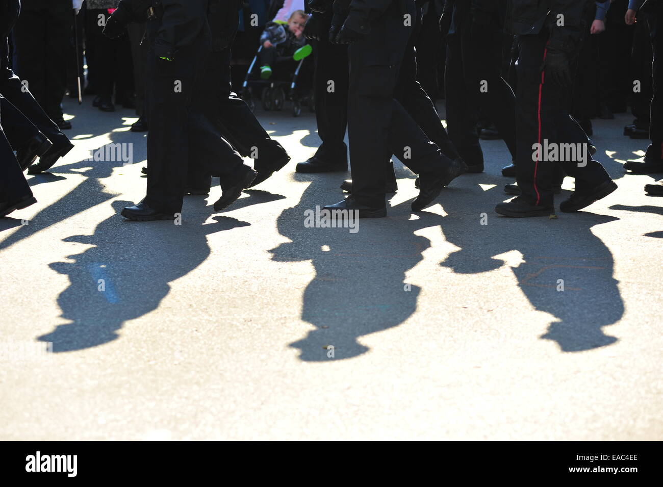 London, Ontario, Canada. 11 Novembre, 2014. Il passato e il presente dei membri della Canadian servizi armati e i membri del pubblico a raccogliere il cenotafio in London, Ontario per osservare il giorno del ricordo. Su questo pubblico su tutto il territorio nazionale per le vacanze europee tenere cerimonie a pagare rispetto ai caduti. Credito: Jonny bianco/Alamy Live News Foto Stock